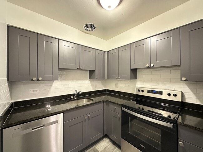 Photo - 3825 N Pine Grove Ave Unit 105