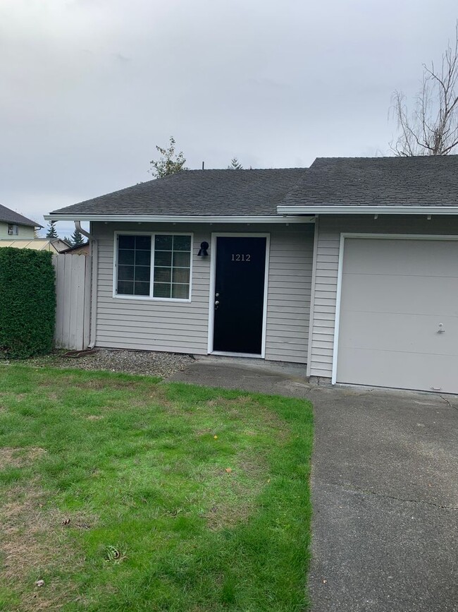 Downtown Puyallup Duplex - Downtown Puyallup Duplex House