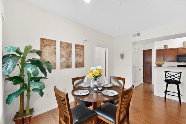 Spring River Dining - Spring River Luxury Apartment Homes