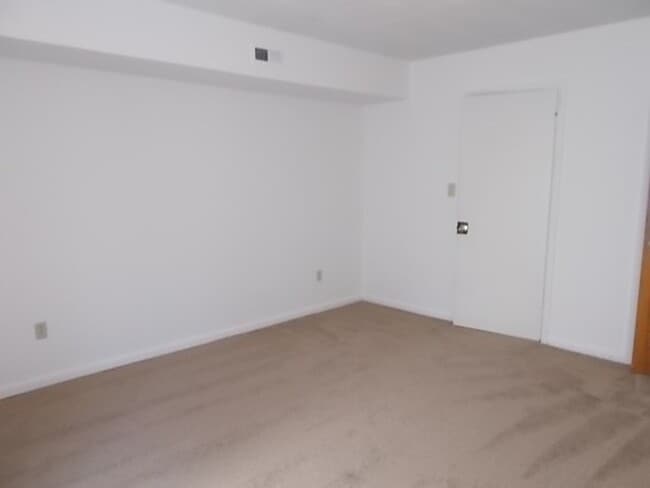 Building Photo - Oakland Square Apartments, Hampton Unit 320 E. Mercury Blvd #80