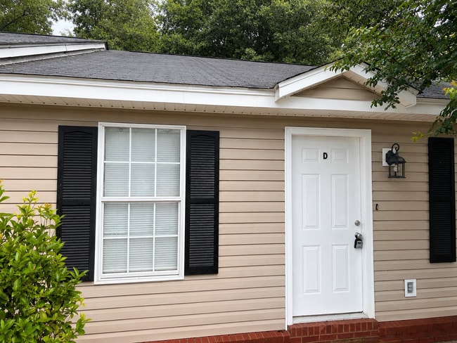 Building Photo - 3/2 Unit 107 D WW