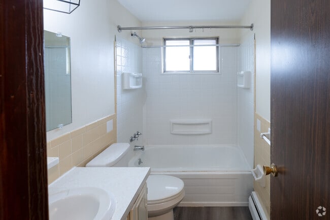 2BR, 1BA - 850SF - Primary Bathroom