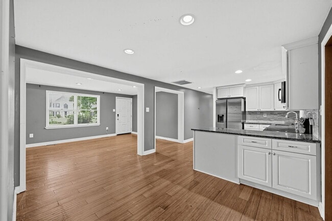 Photo - 205 Manning Rd E