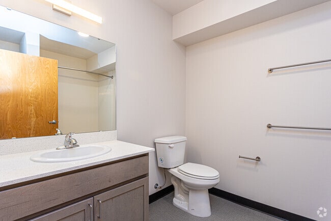 3BR, 2BA - 985SF