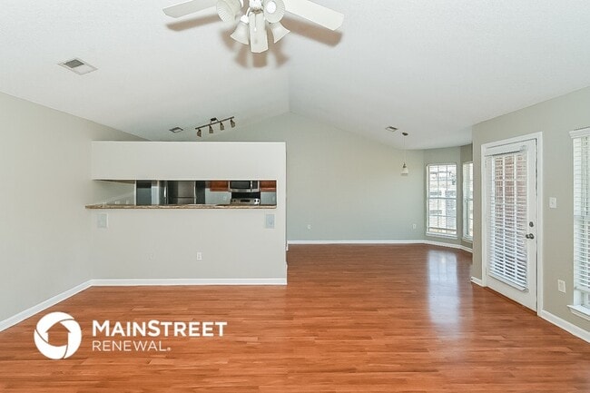 Photo - 1688 Sarah Ann Dr W