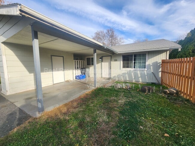 Building Photo - 2213 W 12th Ave Unit B