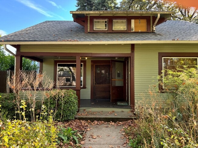 1262 W 5th Ave