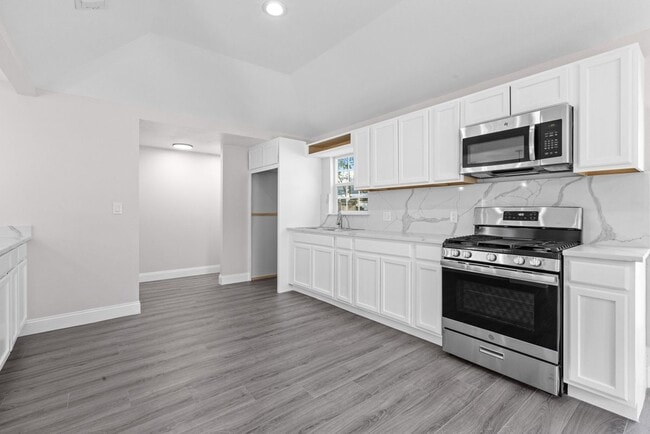 Photo - 2435 Sharon St