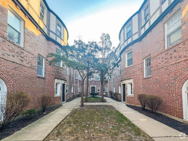 Building Photo - 902 Green Bay Rd Unit 2D Rental