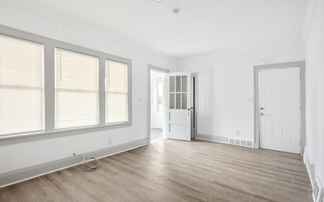 Building Photo - 1554 Larchmont Rd Rental