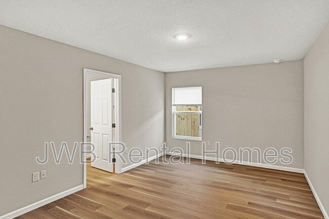 Photo - 5938 Moncrief Rd W