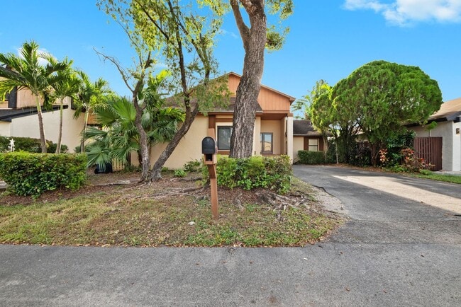 Photo - Stunning 4 Bed + Den | 3 Bath Waterfront Home – Miami, FL 33175