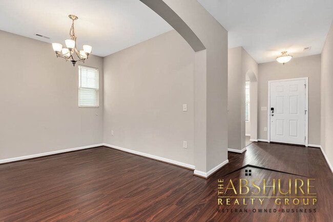 Photo - 436 Stapleford Ln