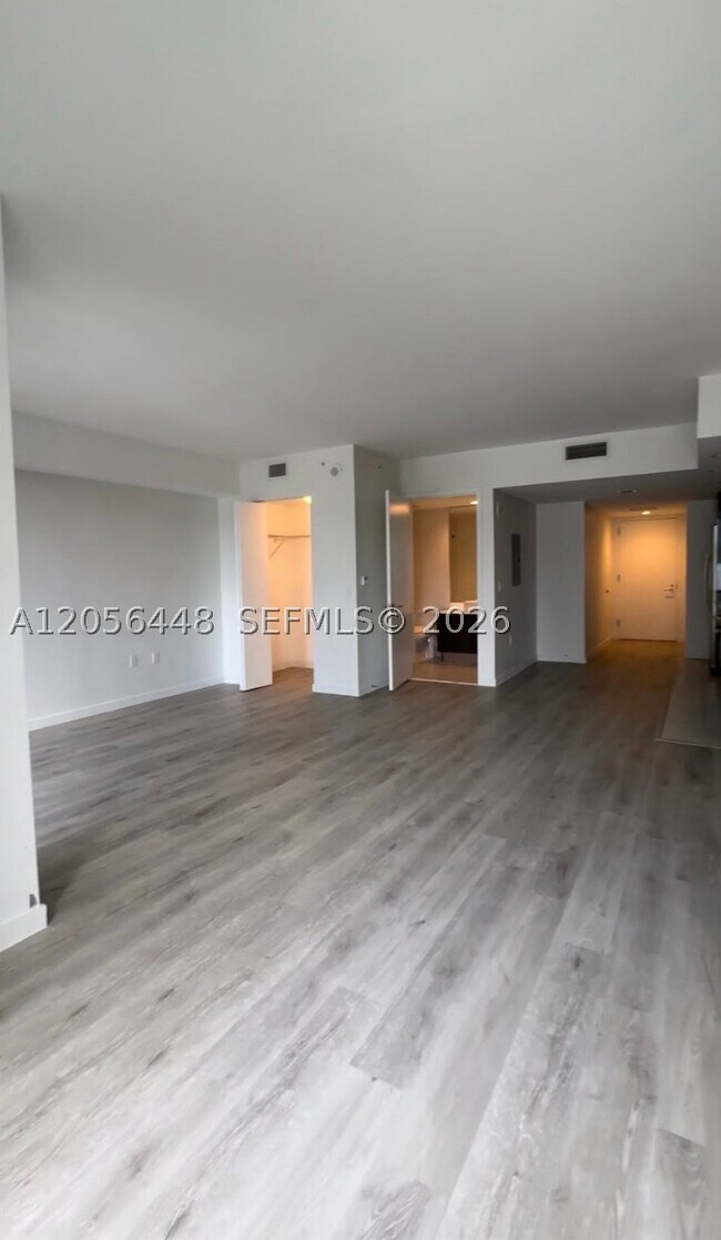 Building Photo - 31 SE 6th St Unit 1503