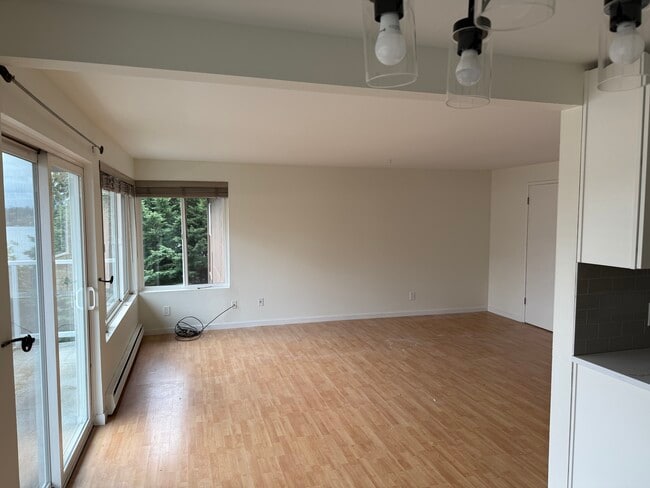 Building Photo - 3825 NE 155th Pl Unit 305