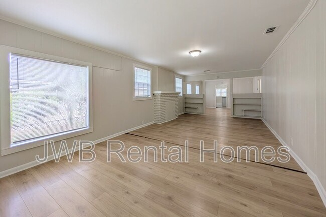 Photo - 1211 E 13th St