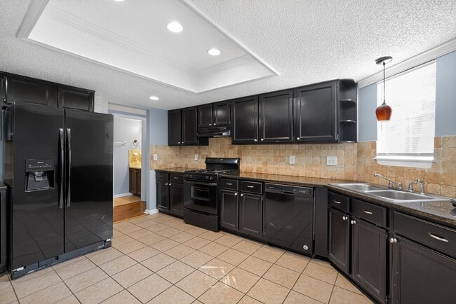 Photo - 1024 Wiltshire Way NW