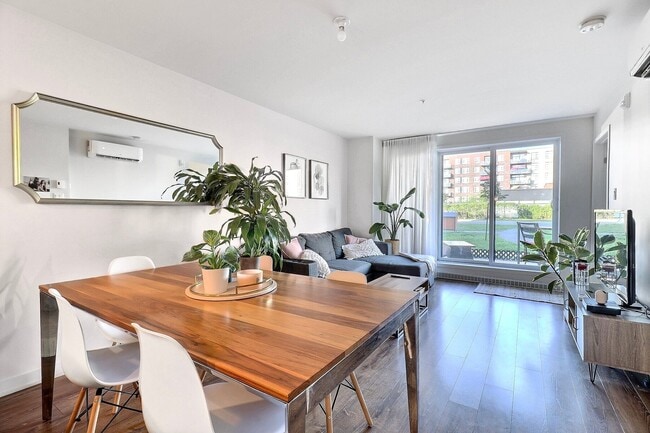 Building Photo - 3171 Bd de la Gare Unit 105