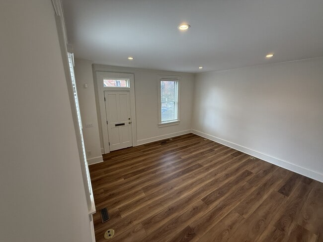 Photo - 678 Mohawk St