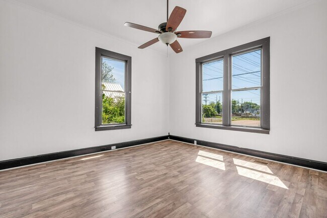 Photo - 1425 College St