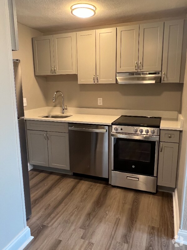 Building Photo - 1862 Beacon St Unit 3-05 Rental