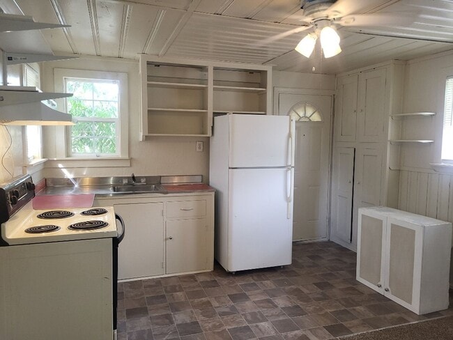 Building Photo - 921 Willow St Unit 921 Willow Street #A