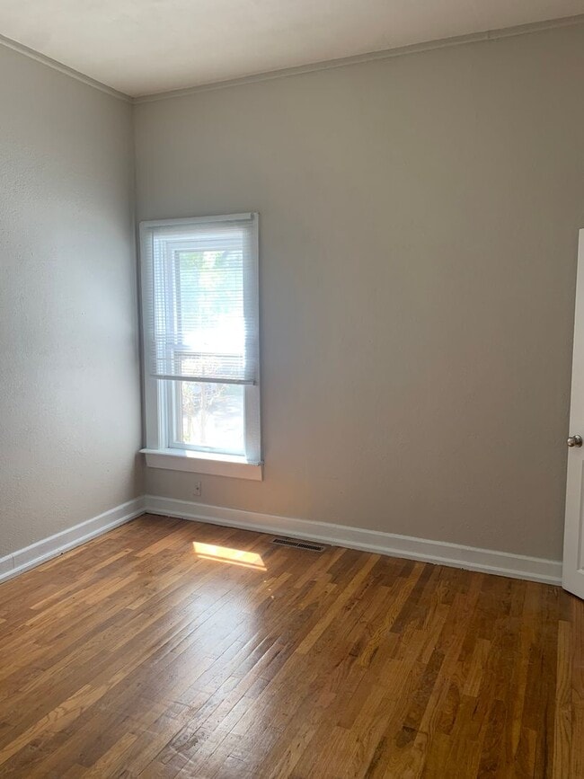 Photo - 4 BEDROOM, 1 BATHROOM, SINGLE FAMILY HOME, CONVENIENT DOWNTOWN LOCATION!