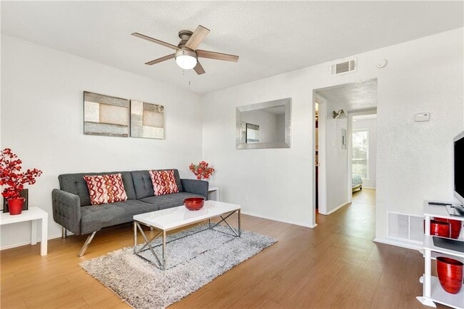 Building Photo - 2401 Manor Rd Unit 209