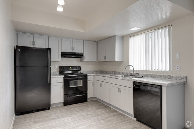 2BR, 1BA - 900SF