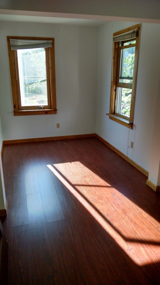 Building Photo - 461 Colchester Ave Unit Walking Distance to UVM