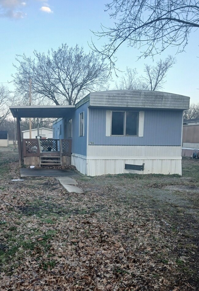 Building Photo - 704 N Linn St