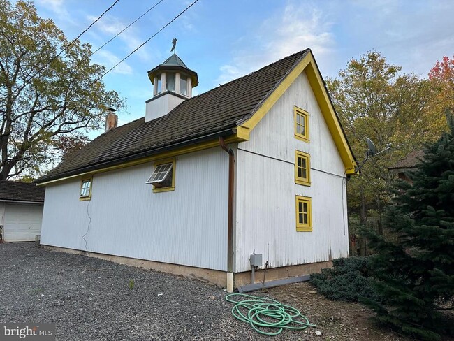 Building Photo - 6240 Wismer Rd Rental