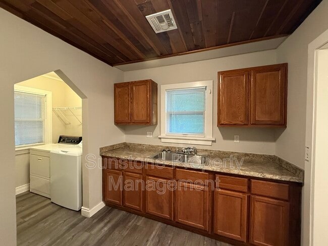 Photo - 3128 E 4th St
