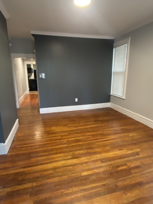 Living room - 1236 Memorial Ave Apartments Unit 1