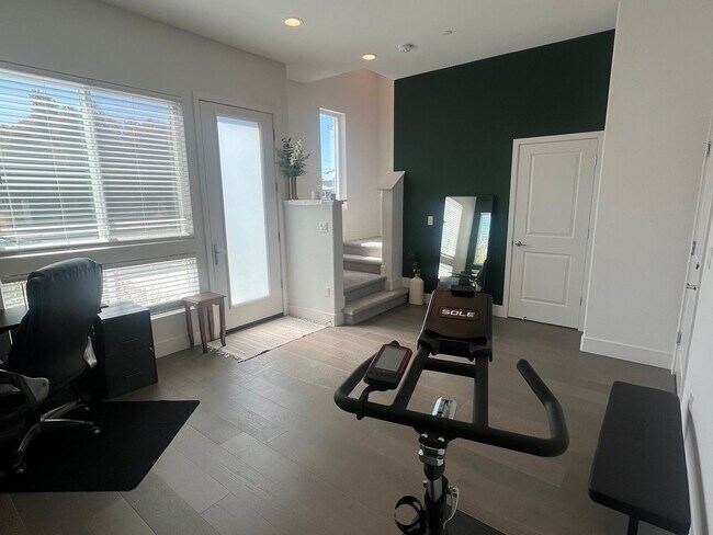 Photo - 814 Marina Way S