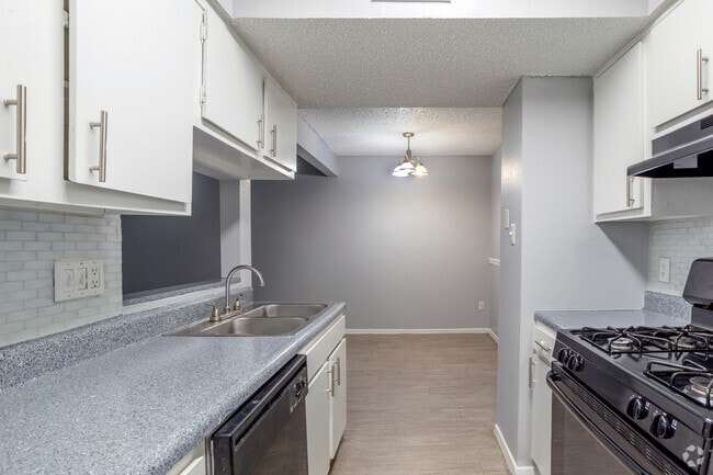 1BR, 1BT - The Peacock - 728SF - Kitchen