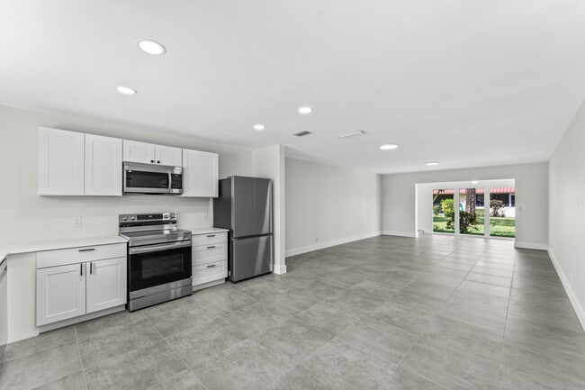 Photo - 711 Laconia Cir Unit B