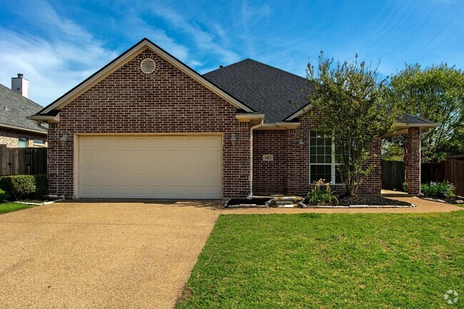 Building Photo - 3 Bedrom 2 bath with a 2 car garage Rental