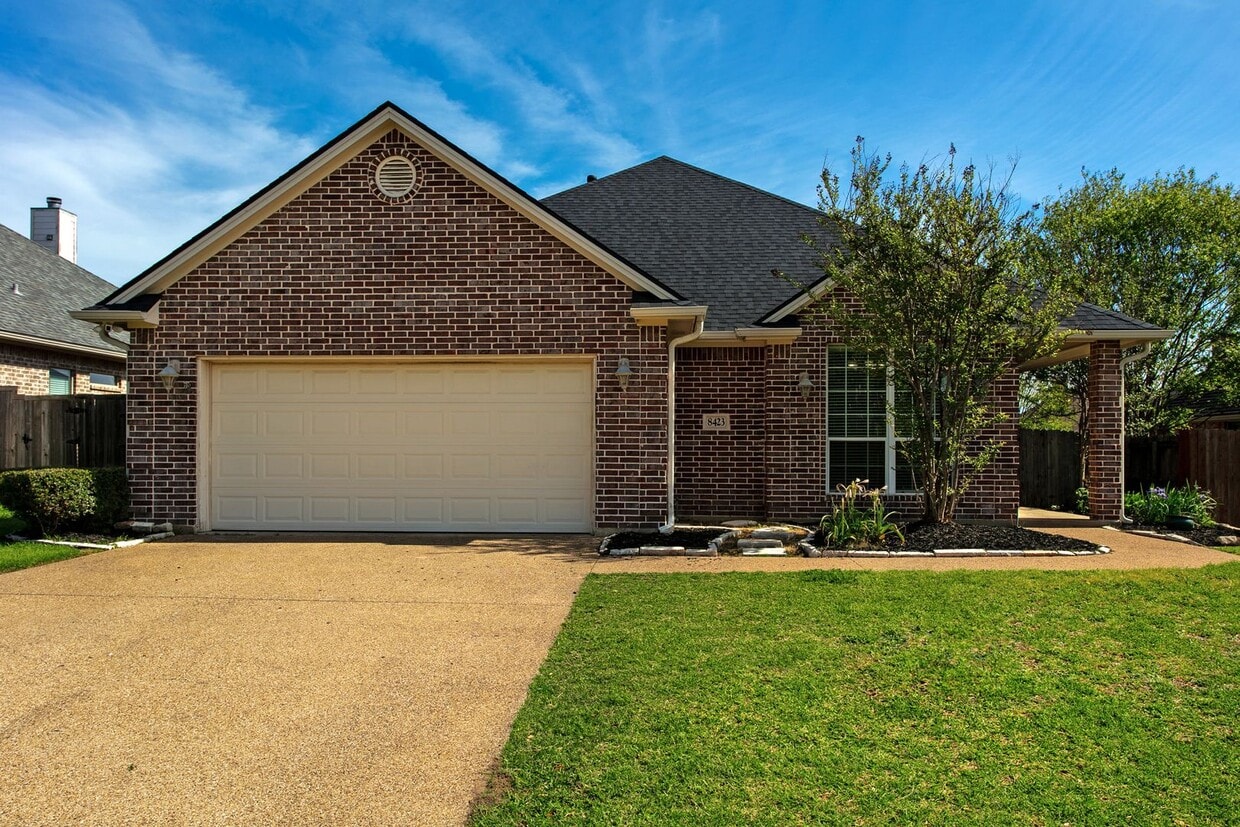 3 Bedrom 2 bath with a 2 car garage - 3 Bedrom 2 bath with a 2 car garage