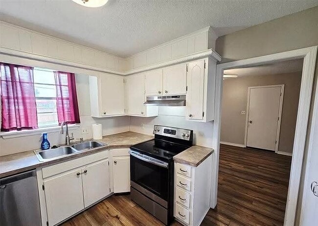 1121 W 14th Pl