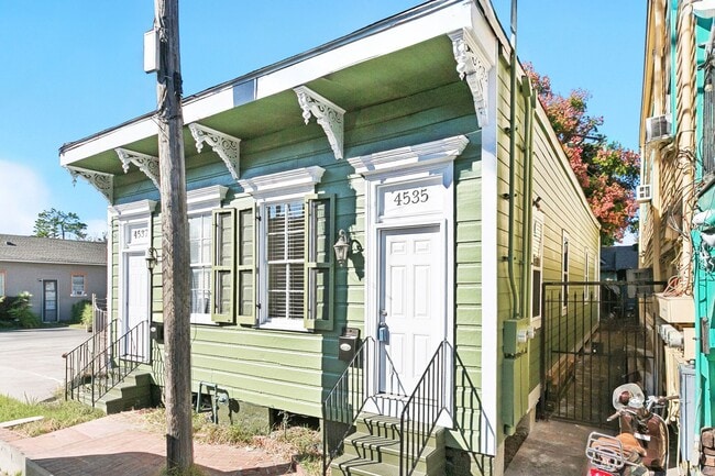 Building Photo - 4535-4537Tchou Unit 4535