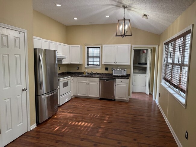 Photo - Beautiful 3 Bedroom 2 Bath Single Family Home- Pets welcome.