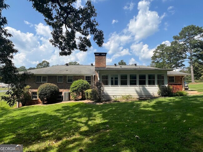 Photo - 215 Old Oxford Rd