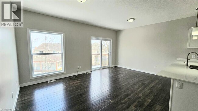 Photo - 439 Athlone Ave