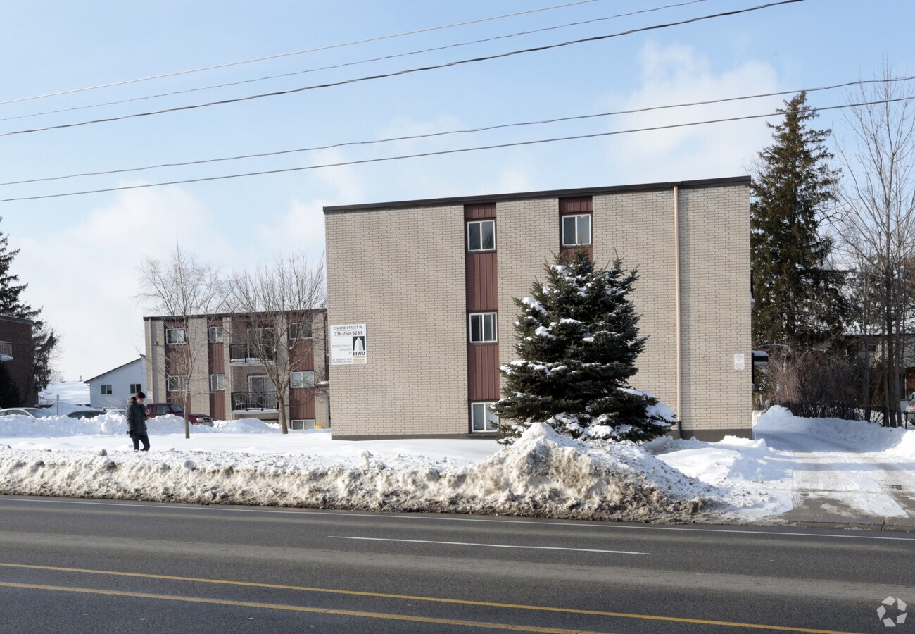 Photo - 376 Erb St W