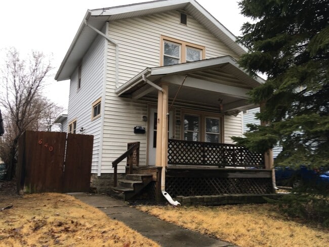 Building Photo - 2 BR Near the Fort Wayne Zoo Rental