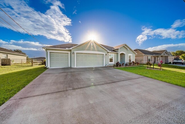 Building Photo - 4631 SW Athena Dr