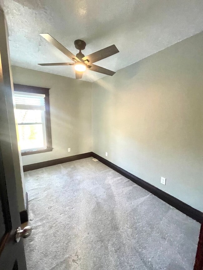 Photo - Large historic 6 bedroom 3 bathroom in Bla...