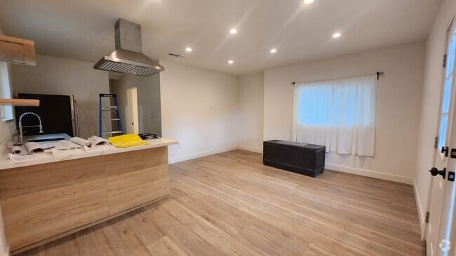 Building Photo - 129 W Howard St Rental