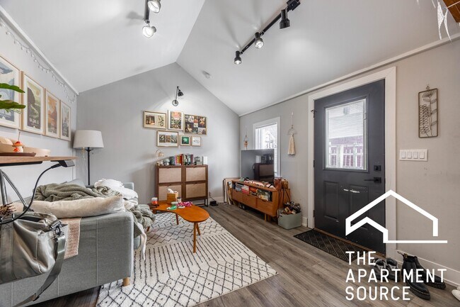 Photo - 958 W 19th St